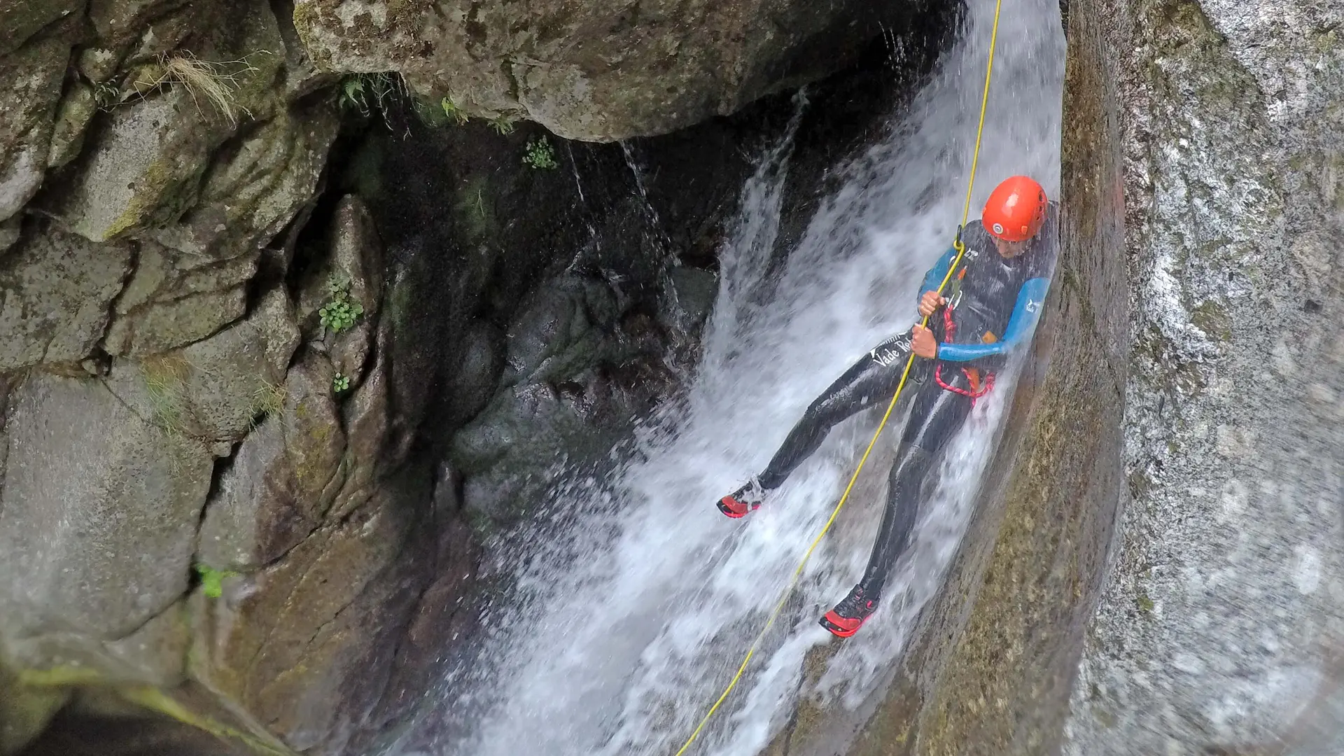 Canyoning sportif - Tapoul - rappel dans la cascade