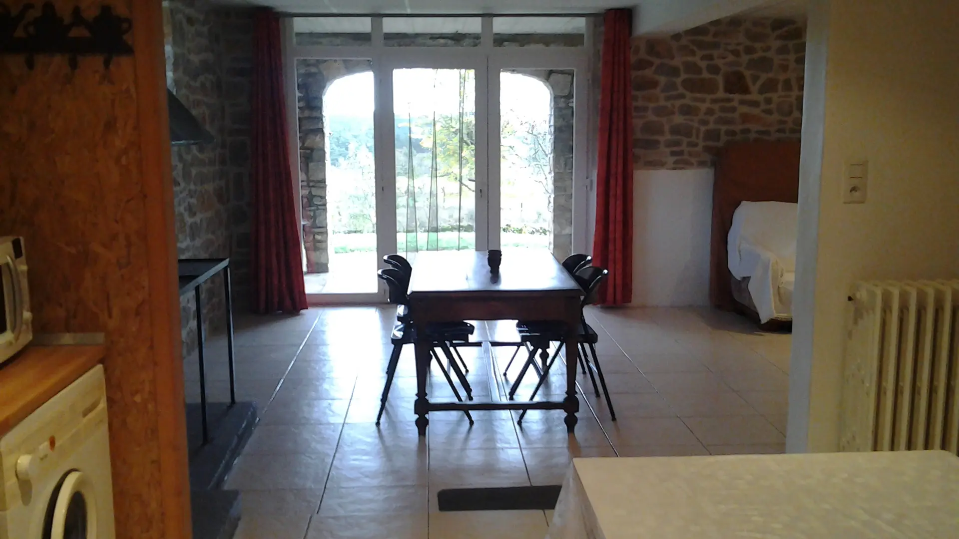 Le Pradet, Gîtes de Combelasais - L'entrée vue de la cuisine