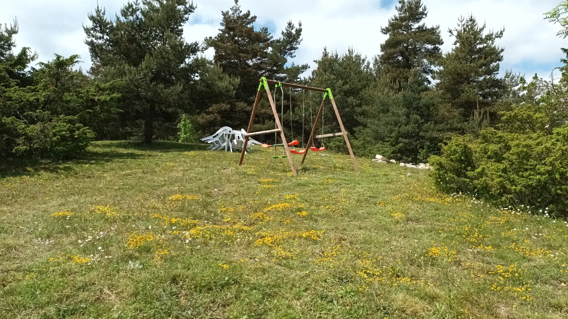 Terrain à l'arrière avec accès randonnée
