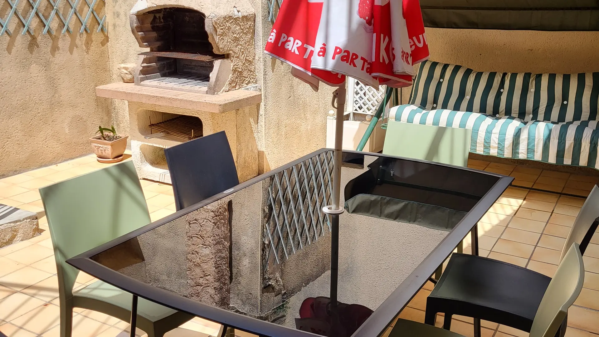 Terrasse intérieure accés aux chambres