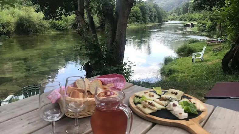 REPAS AU BORD DE L'EAU