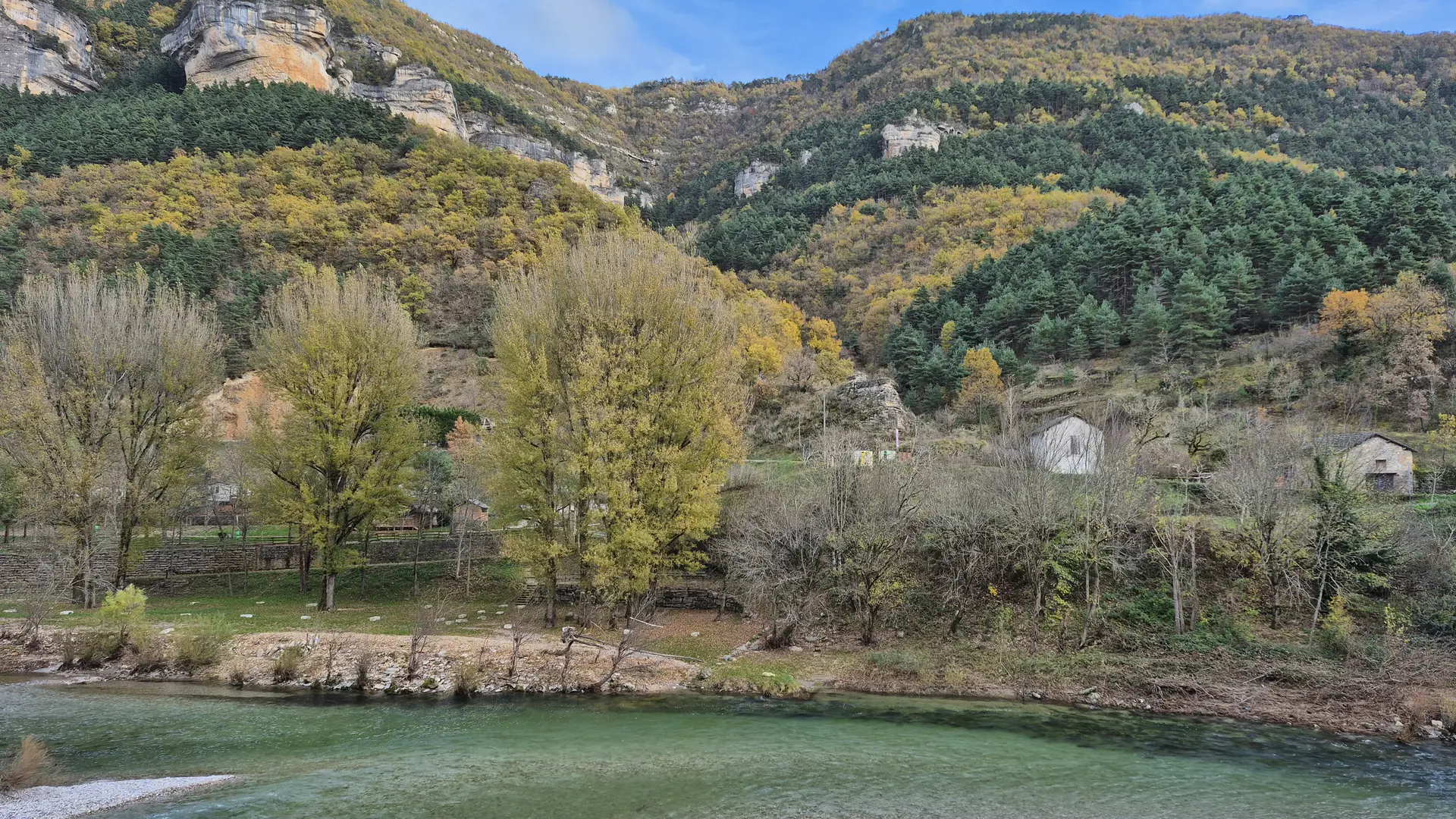 Vue tarn en automne Game of Tarn, gîte au coeur des Gorges du Tarn