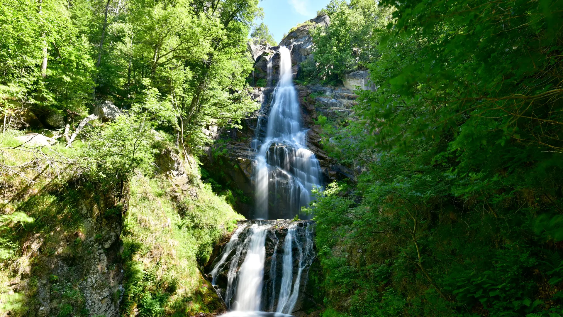 AdobeStock_513369938 - Cascade de Runes