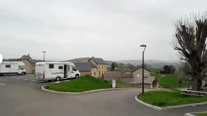 Aire de camping car Saint Germain du Teil 3