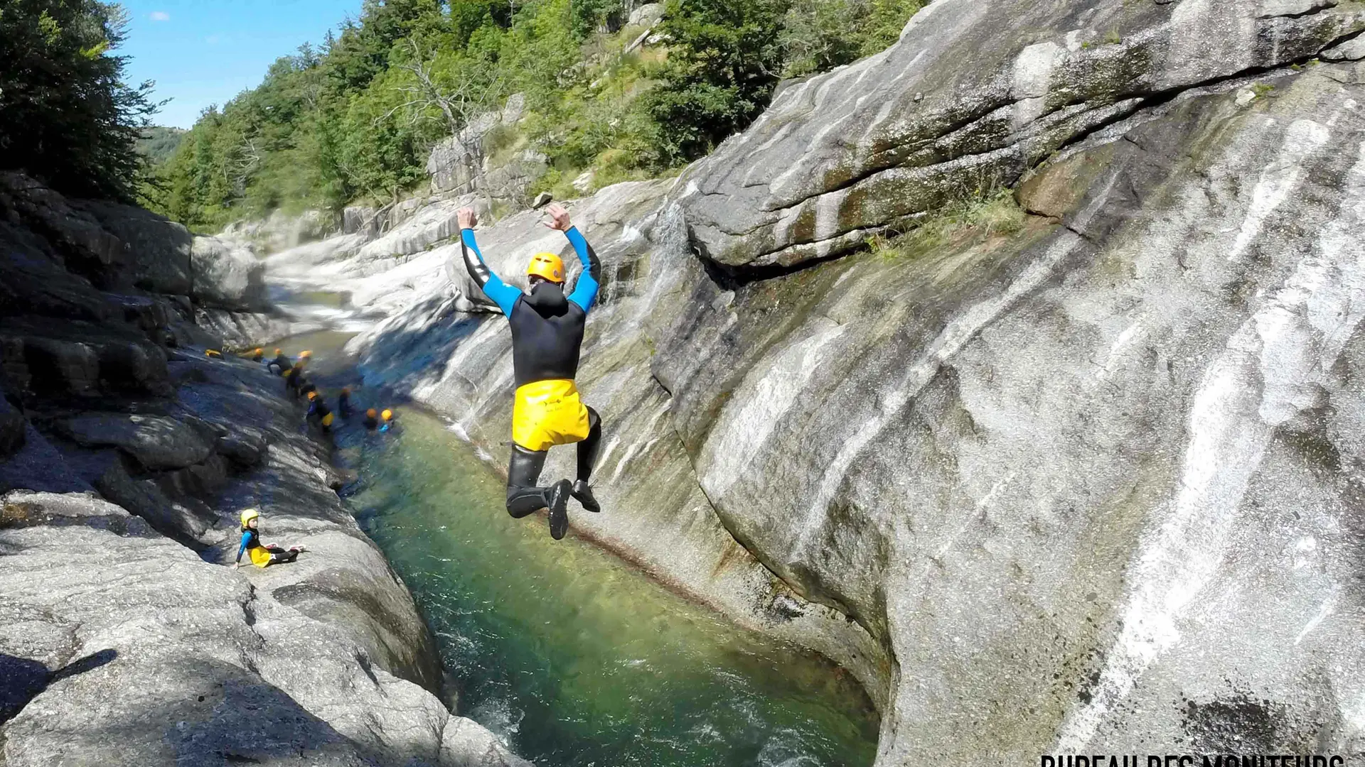 Canyoning Famille - Joli saut dans une superbe piscine naturelle