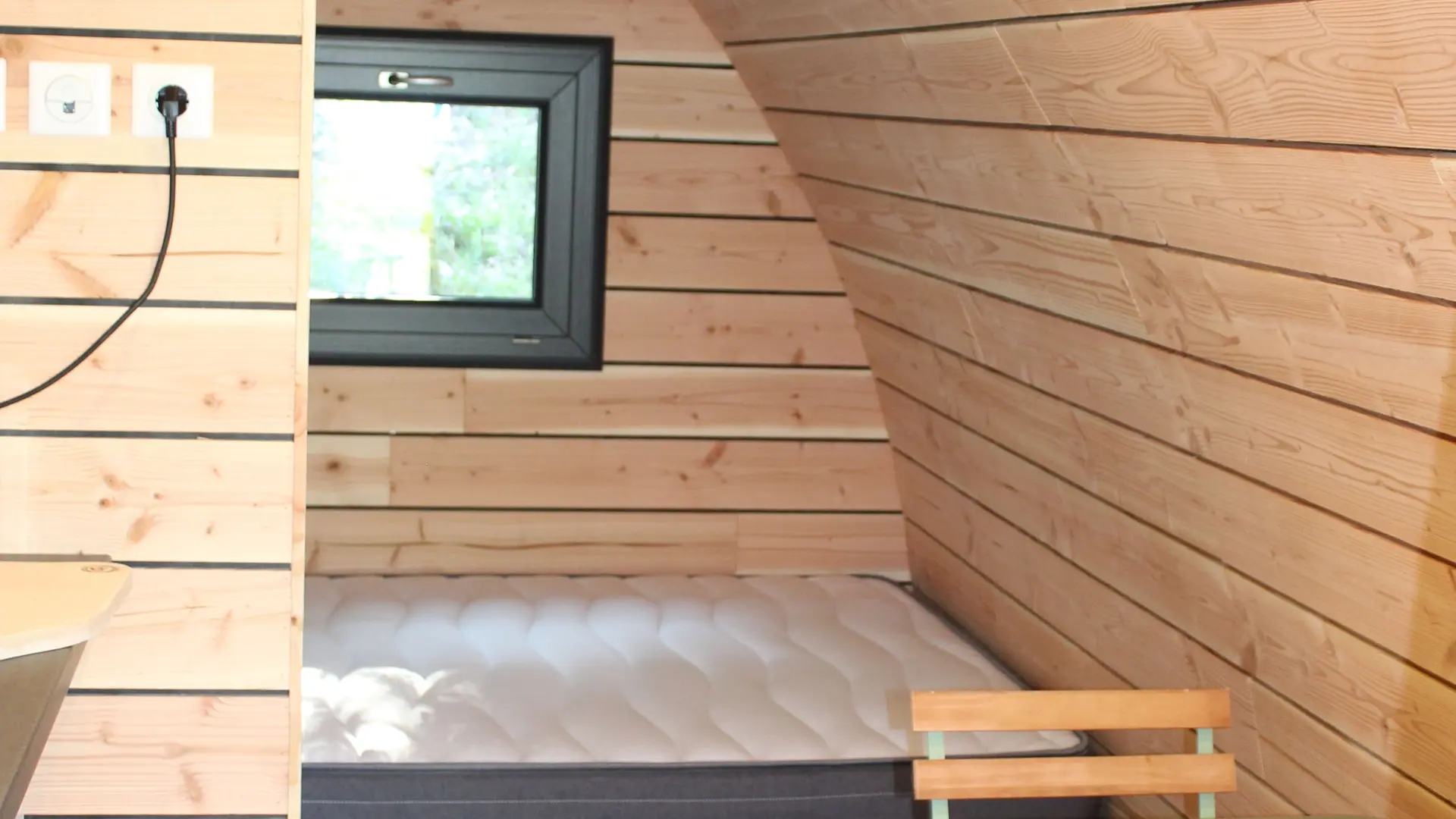 Coin nuit dans un éco-lodge du camping Aux portes du Sauveterre