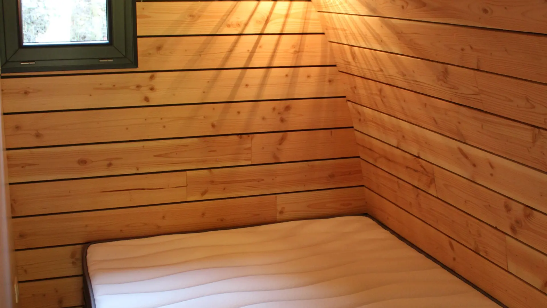 lit douillet d'un Ecolodge du camping Aux portes du Sauveterre