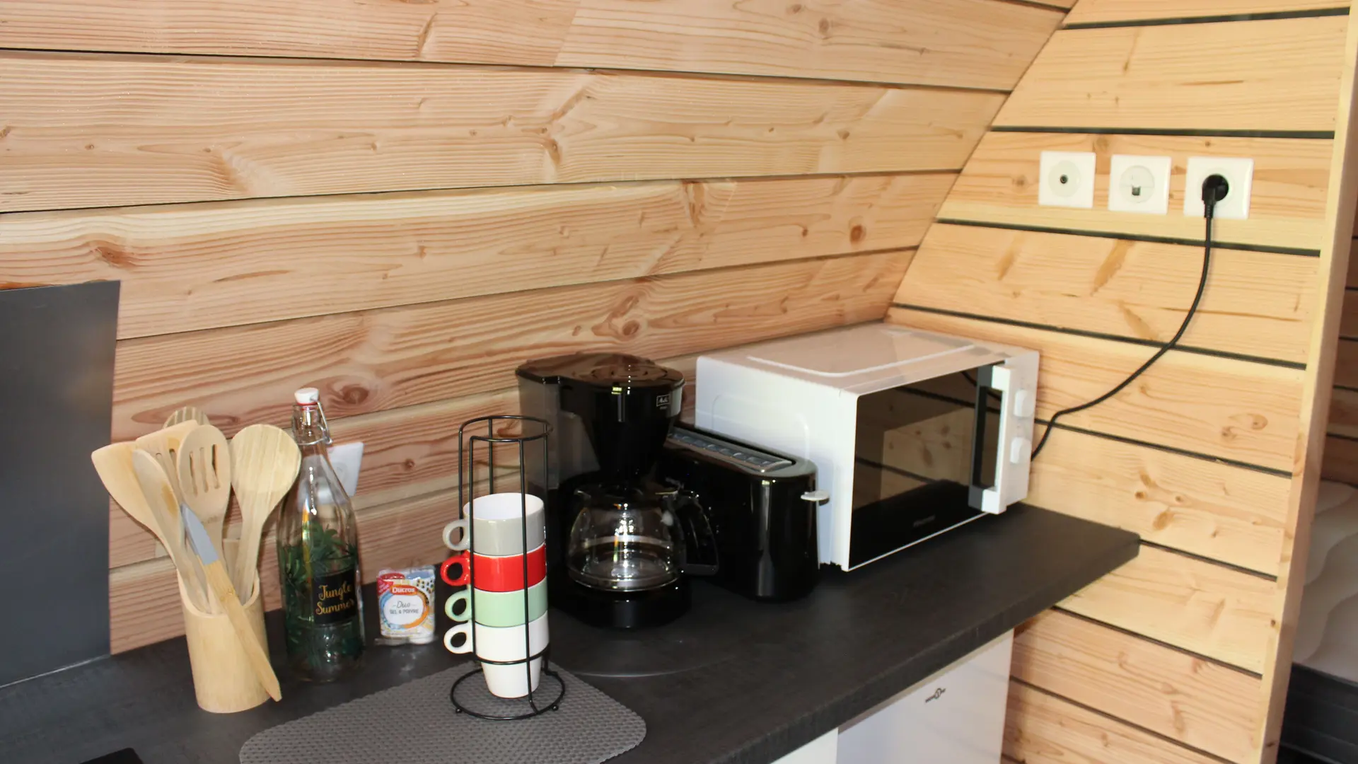 Cuisine dans un ecolodge du camping Aux portes du Sauveterre