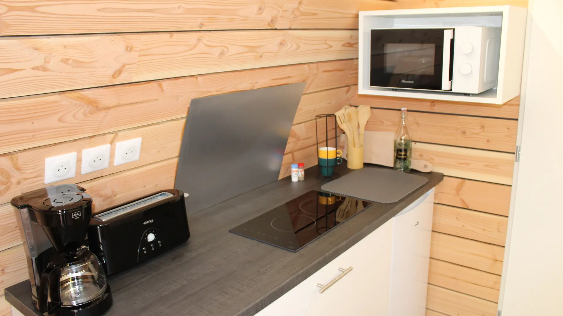 Coin repas dans un ecolodge du camping Aux portes du Sauveterre