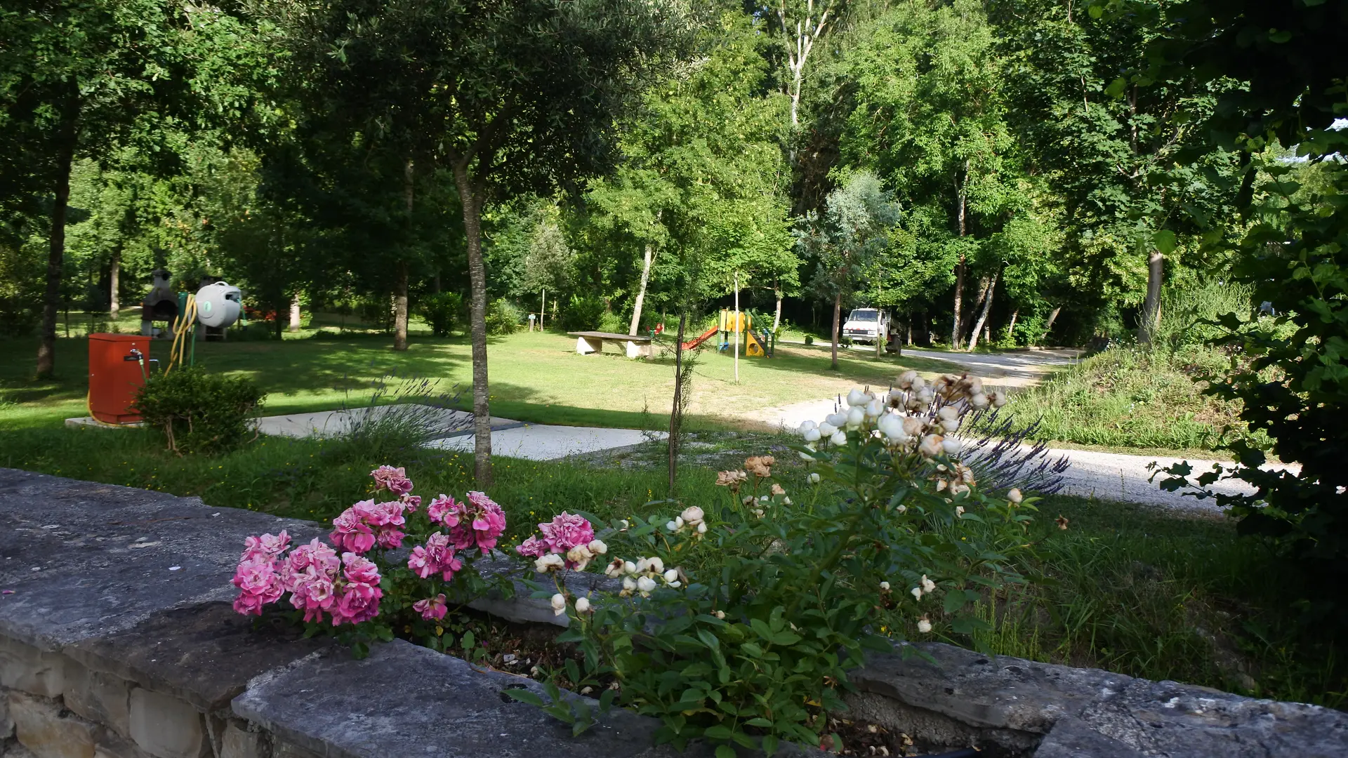 aire de jeux enfants  et aire de service camping-car - Camping le Randonneur,
