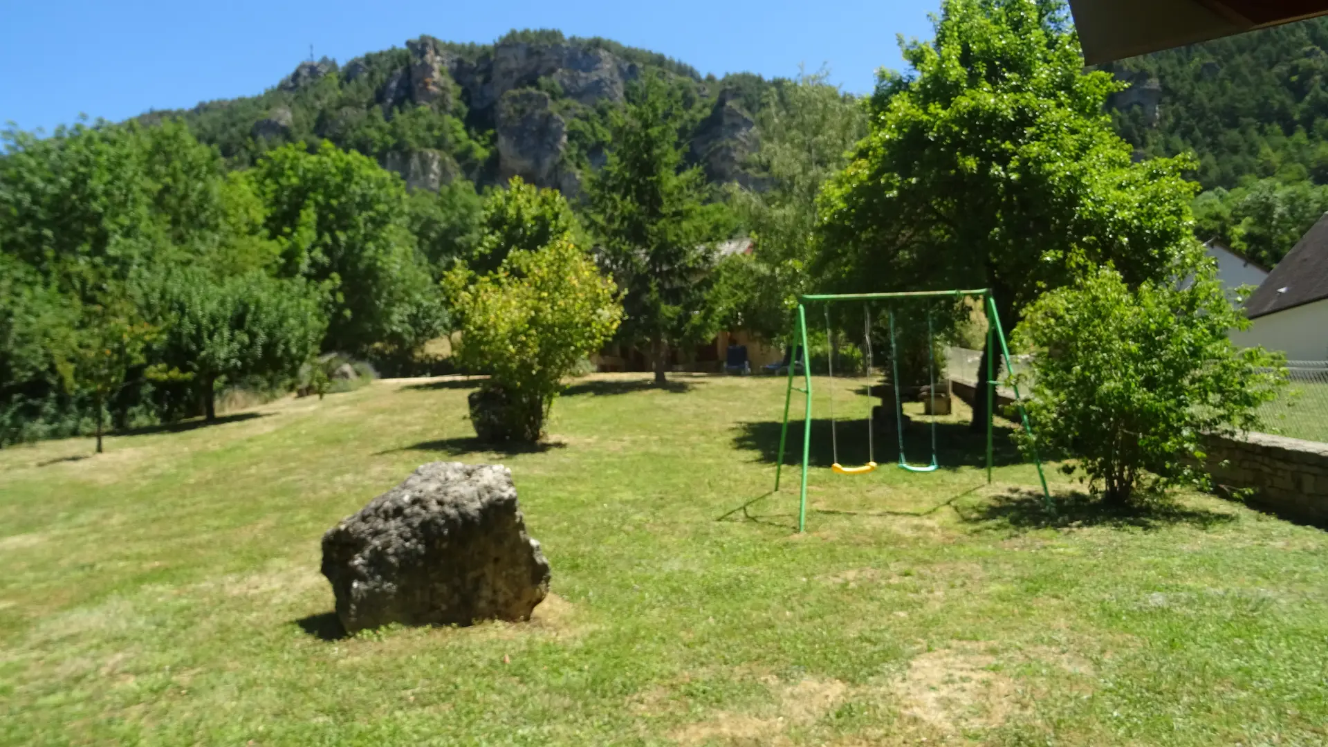 VUE SUR LES ROCHERS QUI ENTOURENT LE VILLAGE...