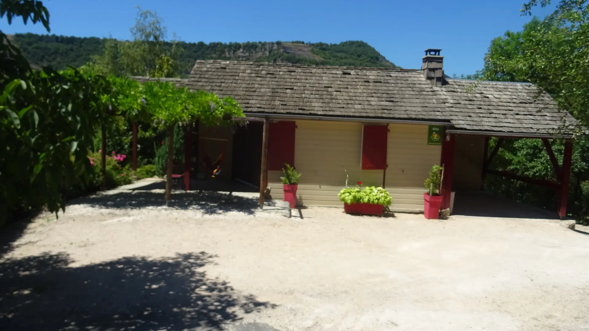 ABRI GARAGE ...LOGIA ...A CE NIVEAU PLAIN PIED.: