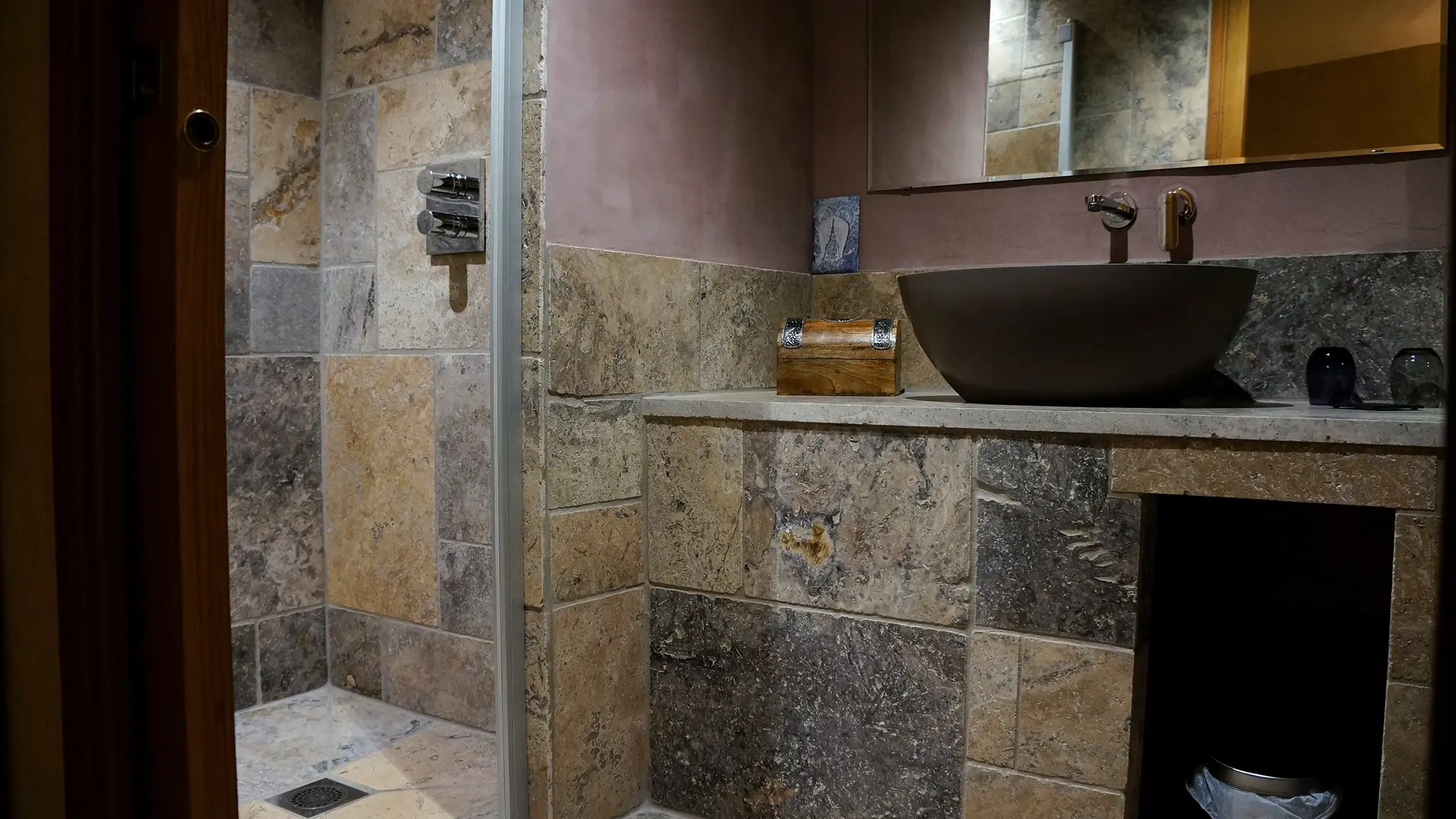 La chambre Silène: la SdB