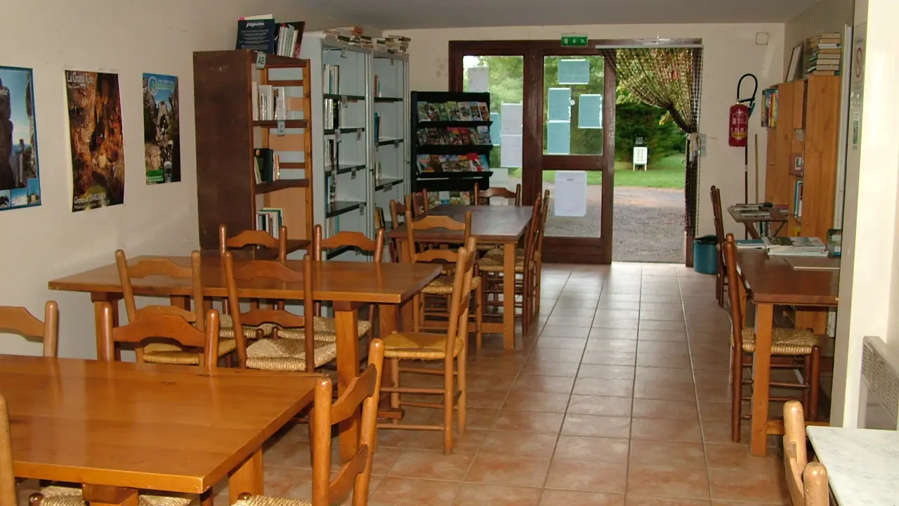 Salle commune du camping Aux portes du Sauveterre