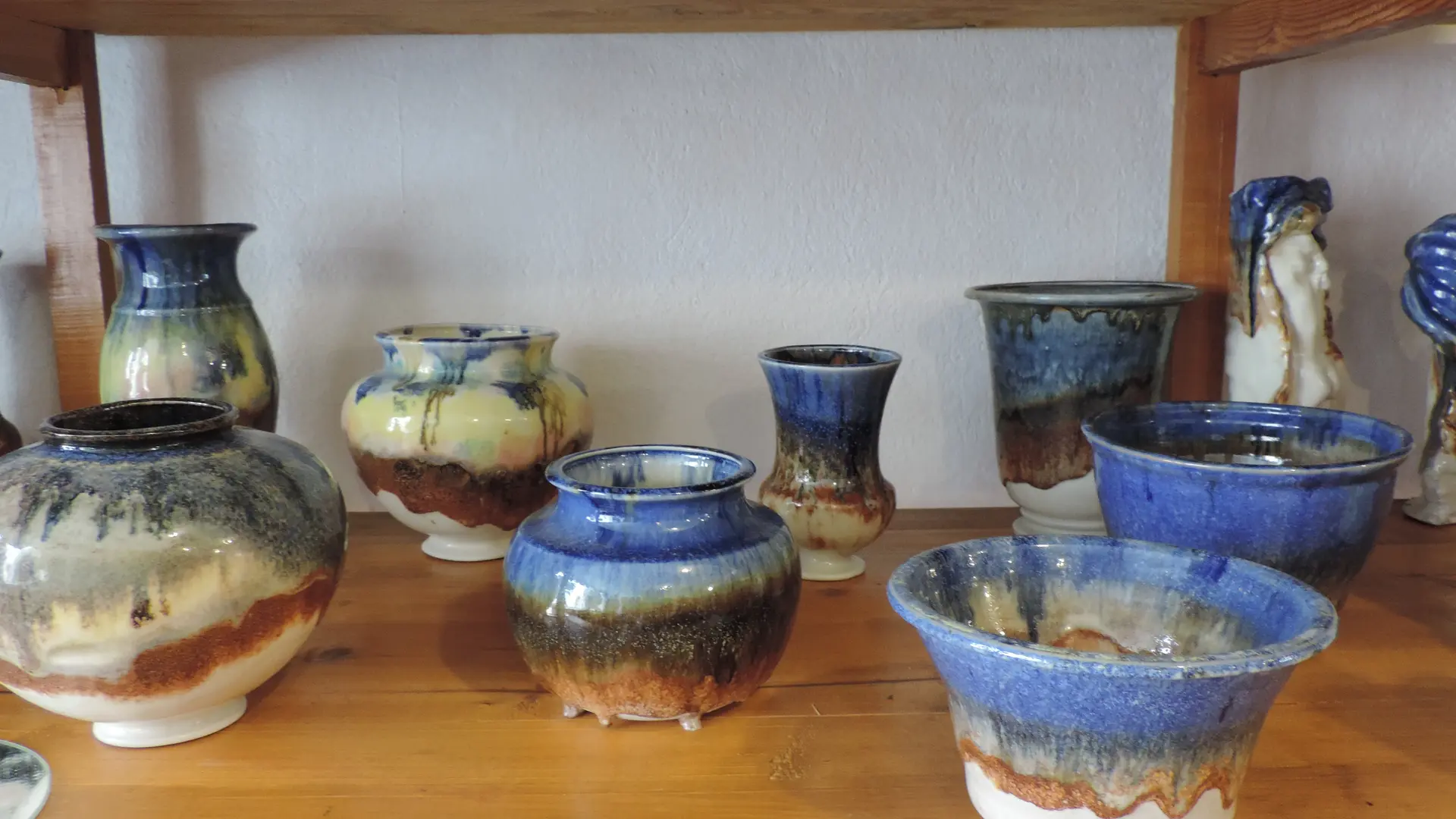Les vases en porcelaine couleur bleu de Nîmes 1980