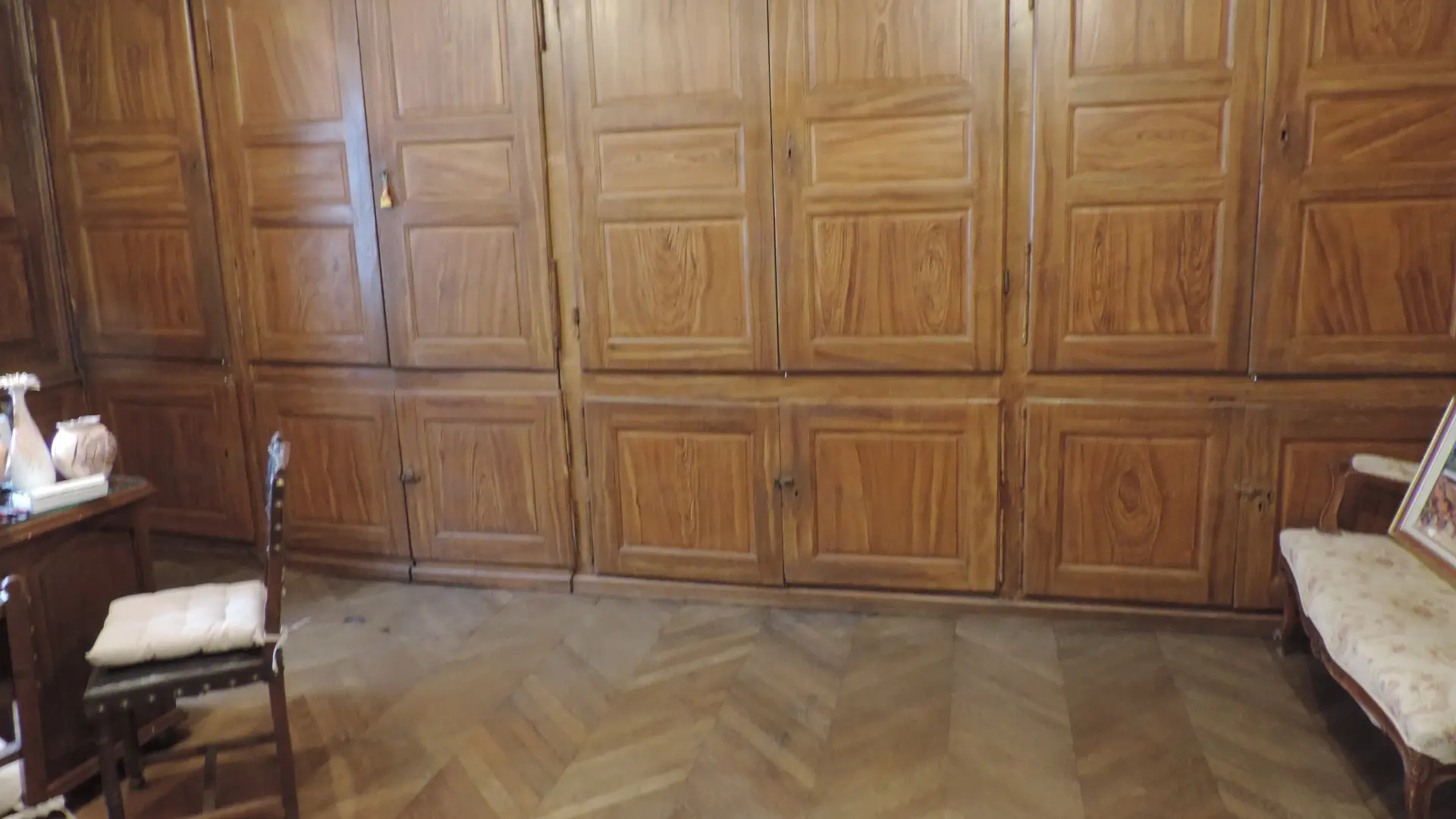 Les placards du bureau de l'écrivain sont emplis d'expositions mystérieuses...