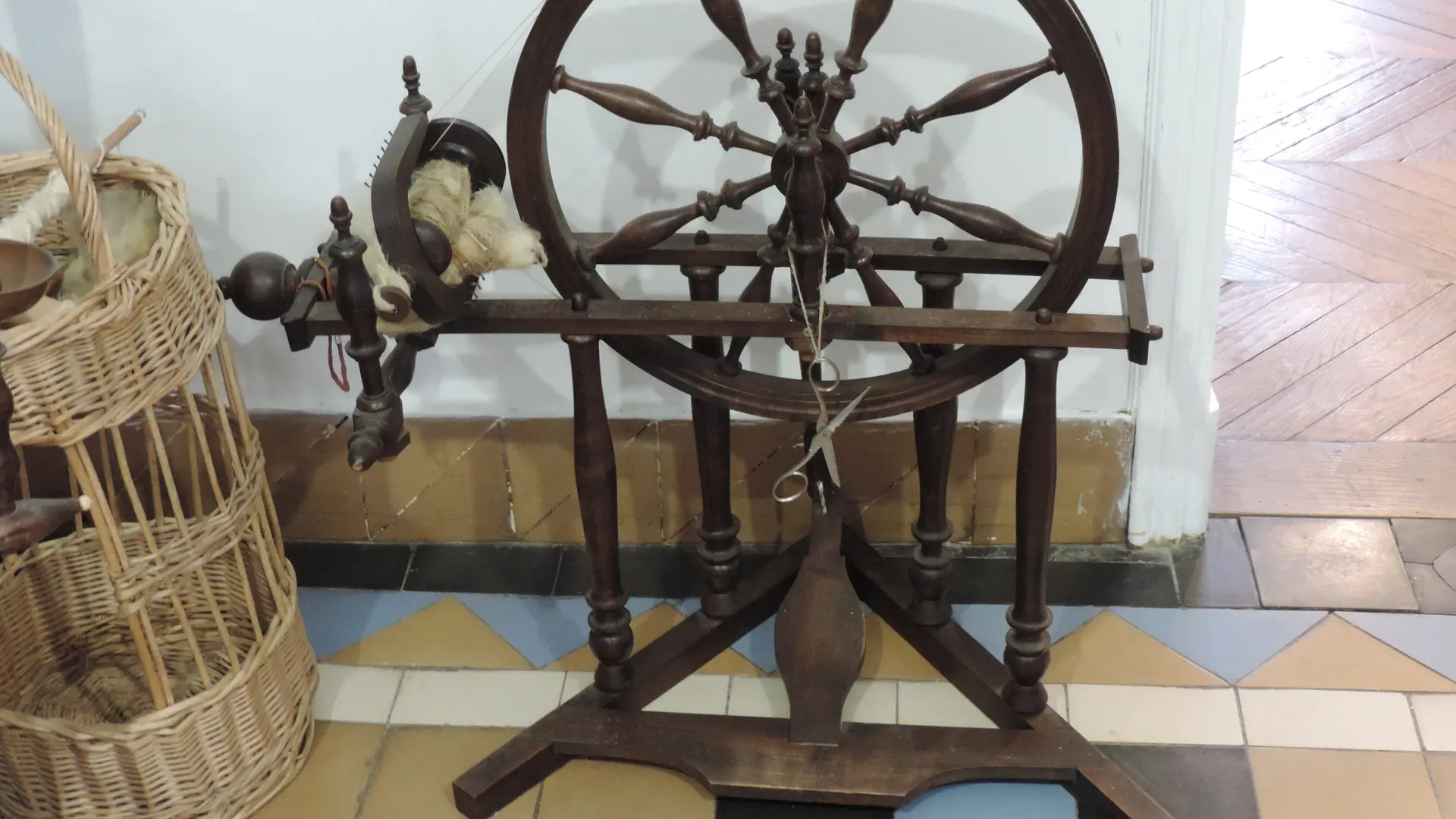 Le rouet pour filer 1 fil et faire le retors