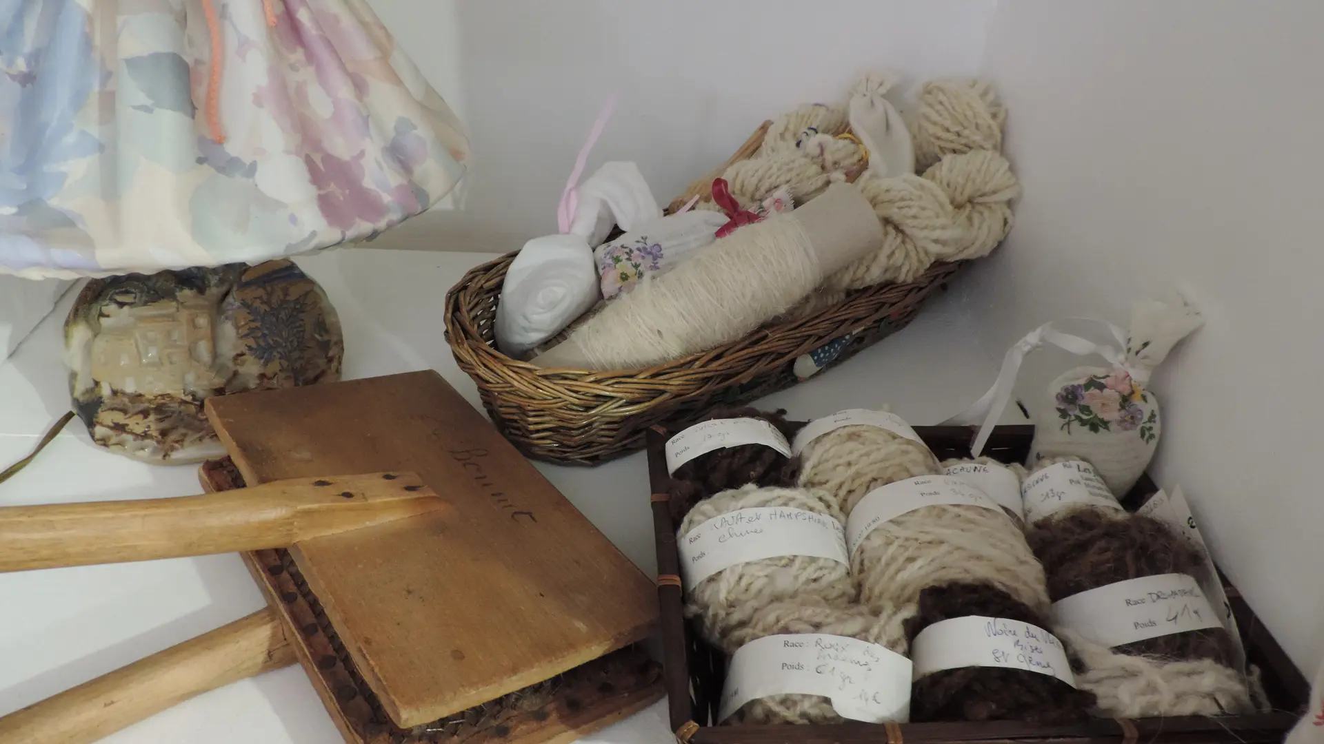 Une partie du matériel pour filer la laine