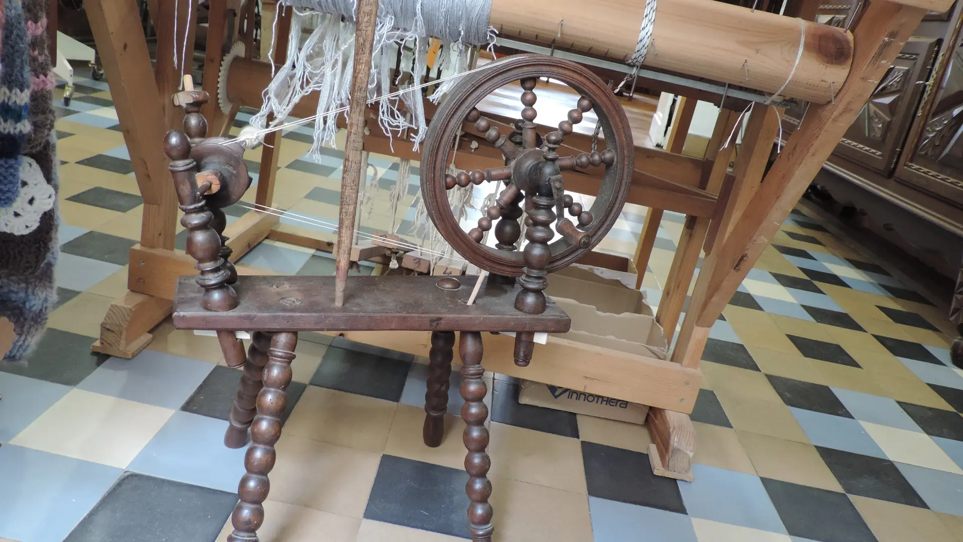 La bobineuse pour préparer les pelotes et le montage du métier à tisser