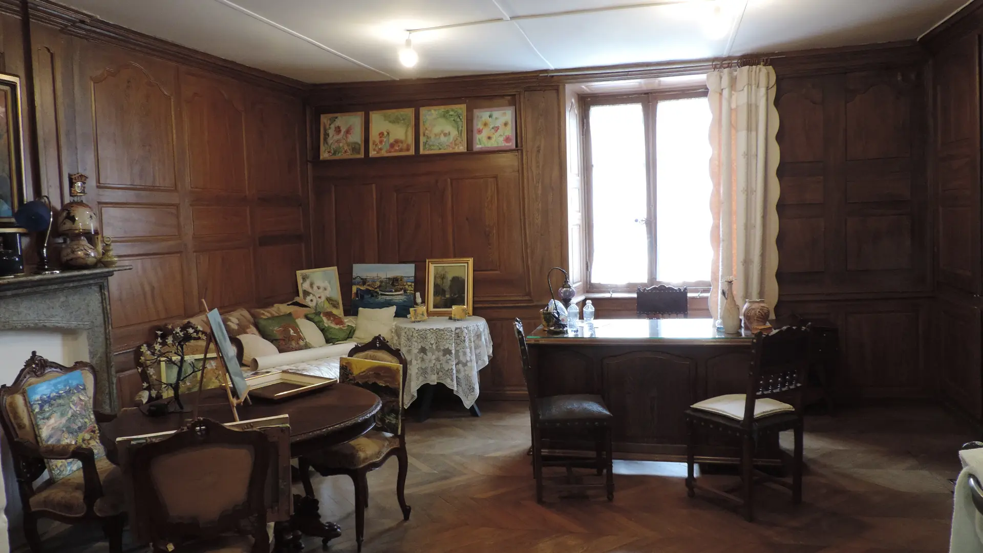 la salle du pêcheur,sculptures et tableaux des années 80