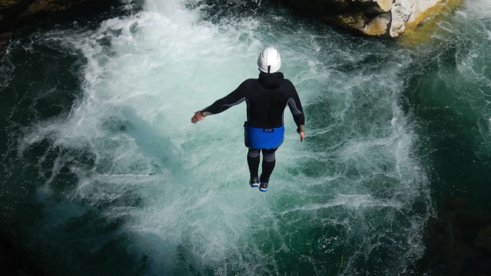 Rando aquatique - le saut dans la piscine à bulle