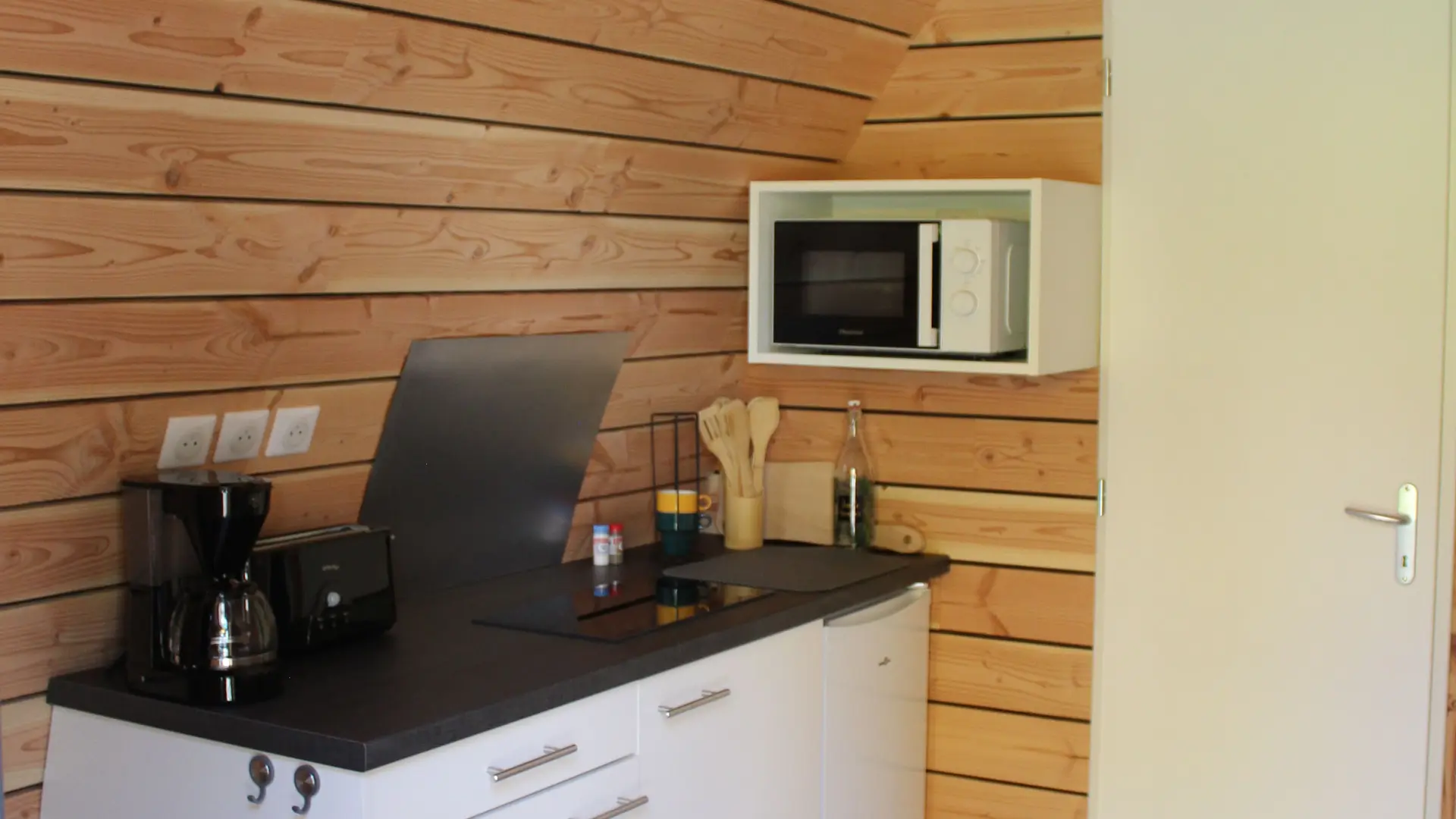 Espace cuisine dans un ecolodge du camping Aux portes du Sauveterre