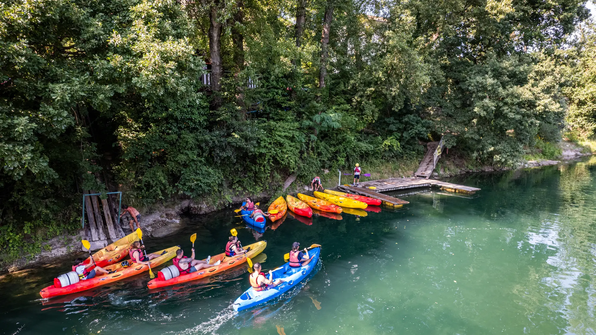 Plan d'eau et canoë