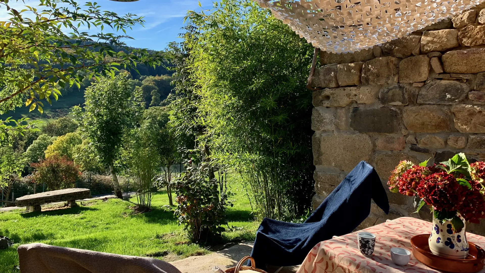 Grange-terrasse-banc-pierre