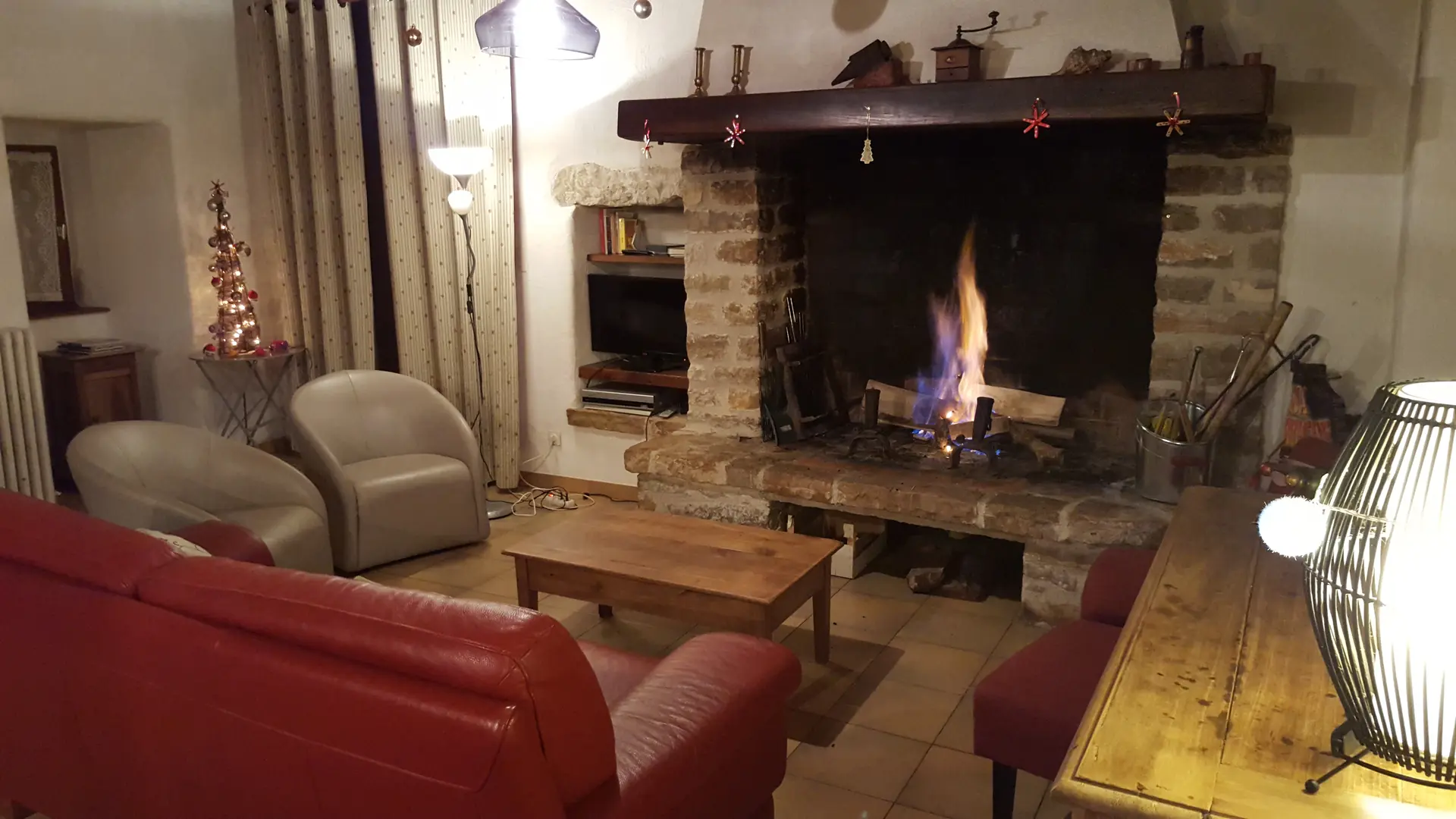 Le Pigeonnier, Gîtes de Combelasais - Séjour cheminée