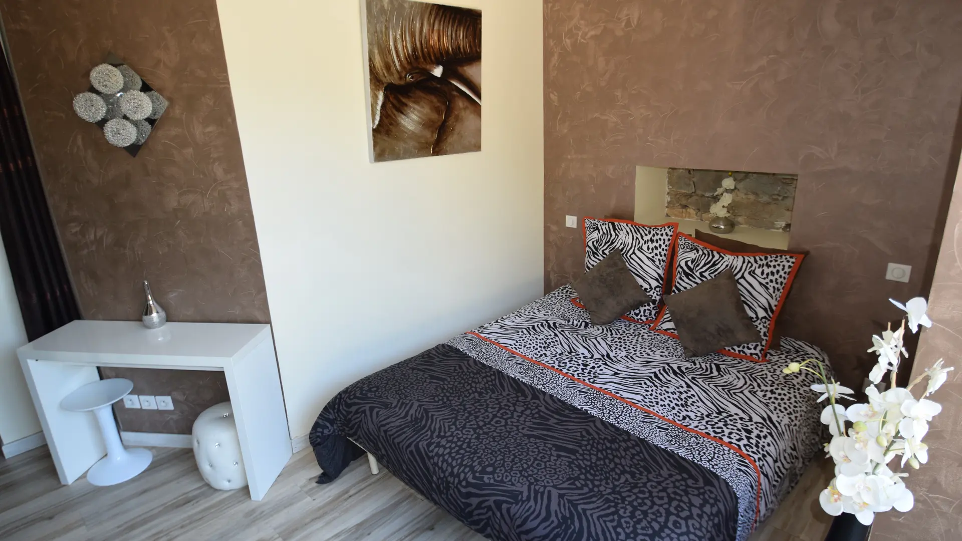 Suite Baume chambre design familiale pour 2 à 3 pers avec terrasse et baie vitré