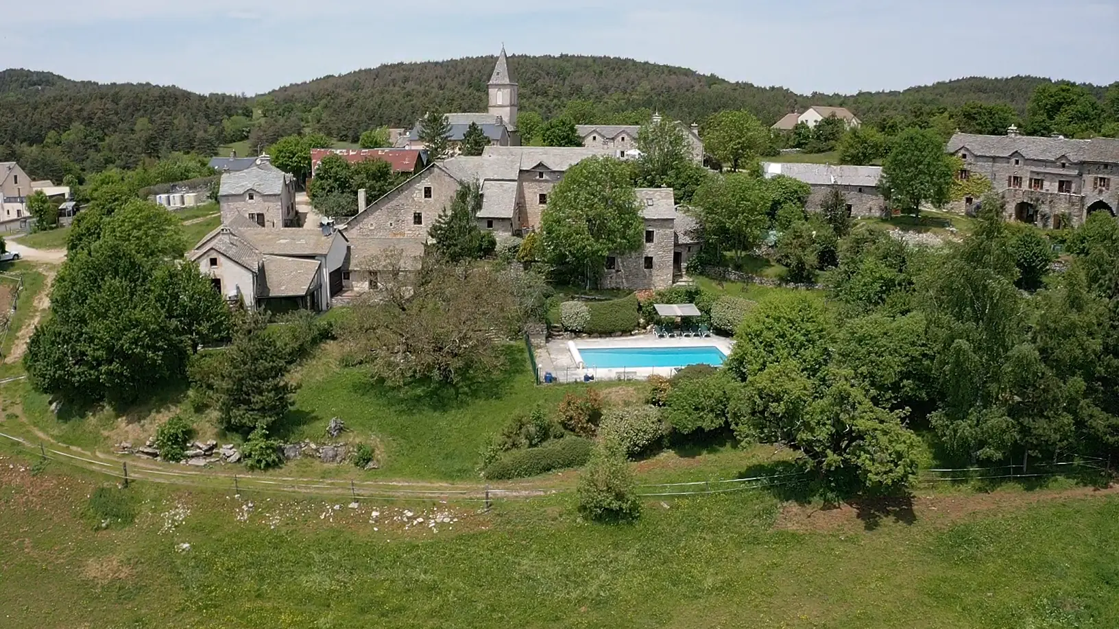 LEdS - vue aérienne du domaine et du village