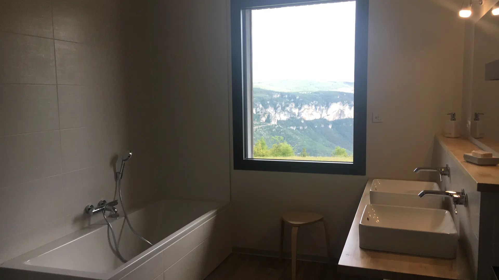 Salle d'eau équipée d'une douche et d'une baignoire - Le Balcon des Gorges