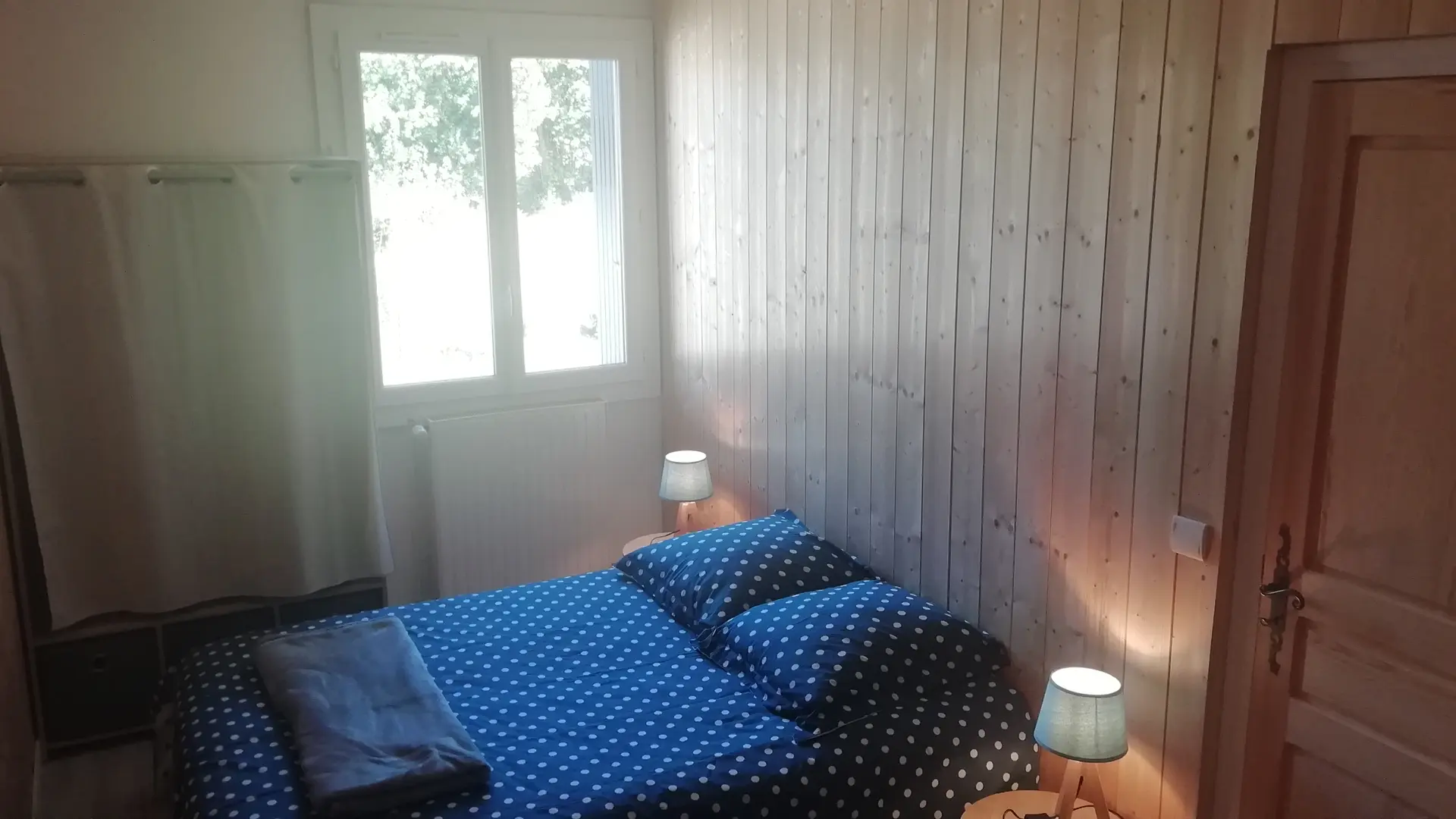 Gîte MATAYA Chambre 2: 2 litS 90 x 190 et 1 lit 140 x 190