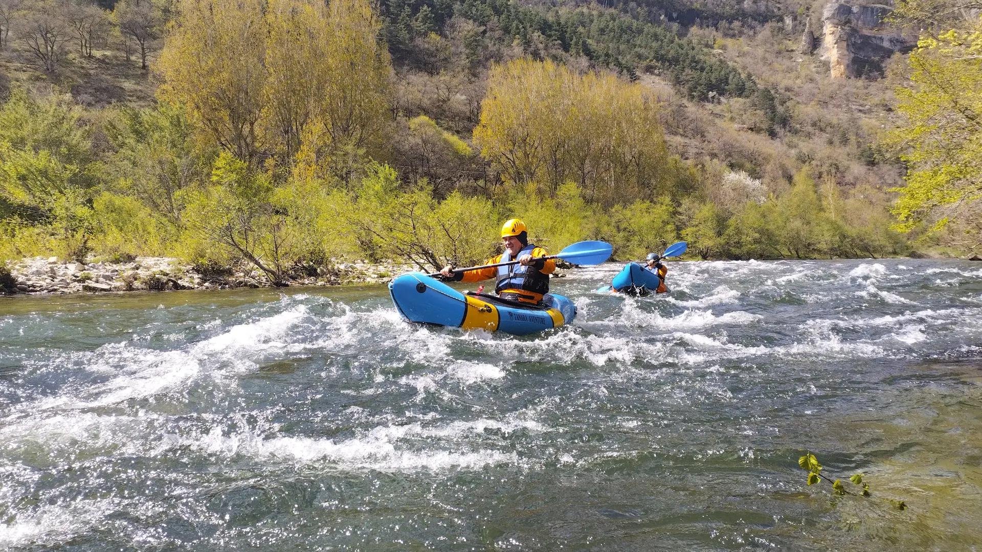 Entre randonnée et navigation, le packraft en liberté.
