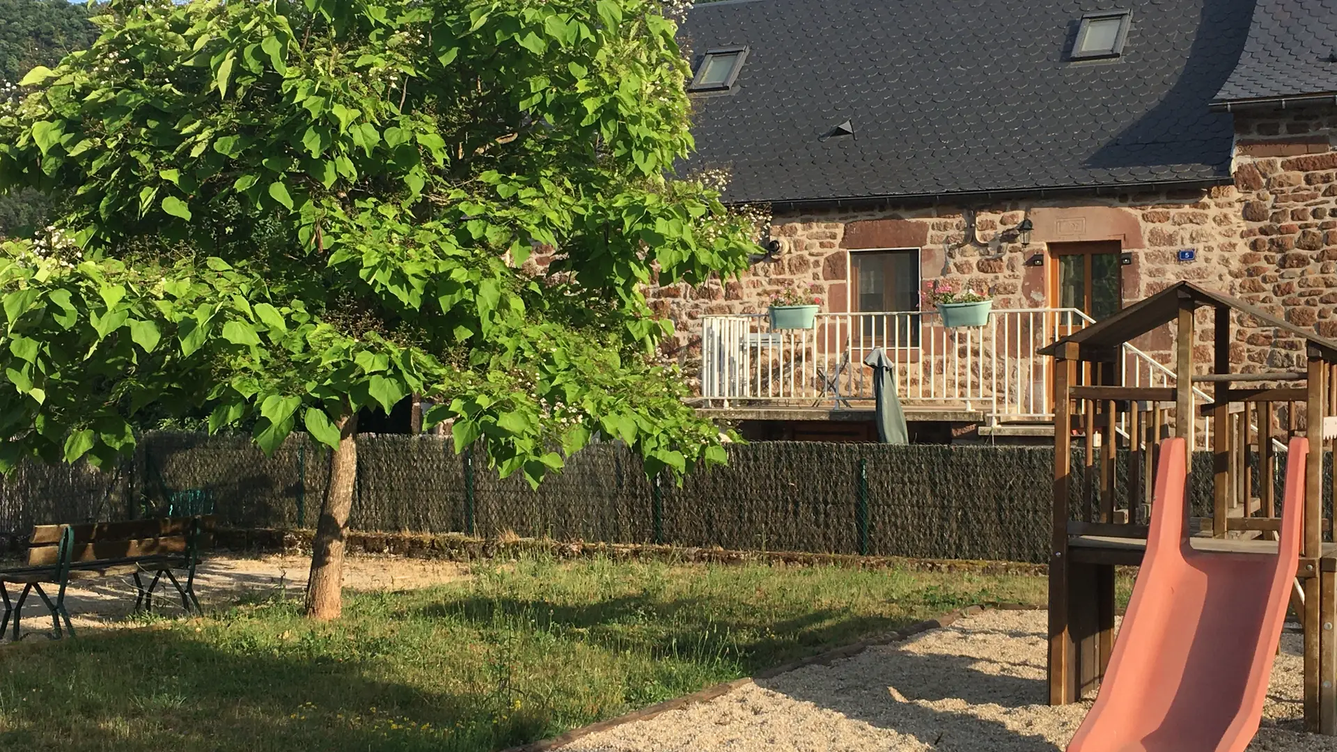 Aire de jeux en face