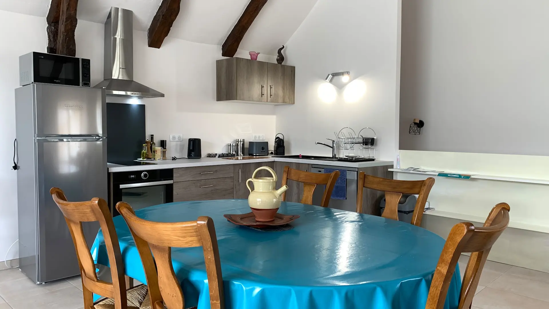 Grange-espace-repas-cuisine-equipee