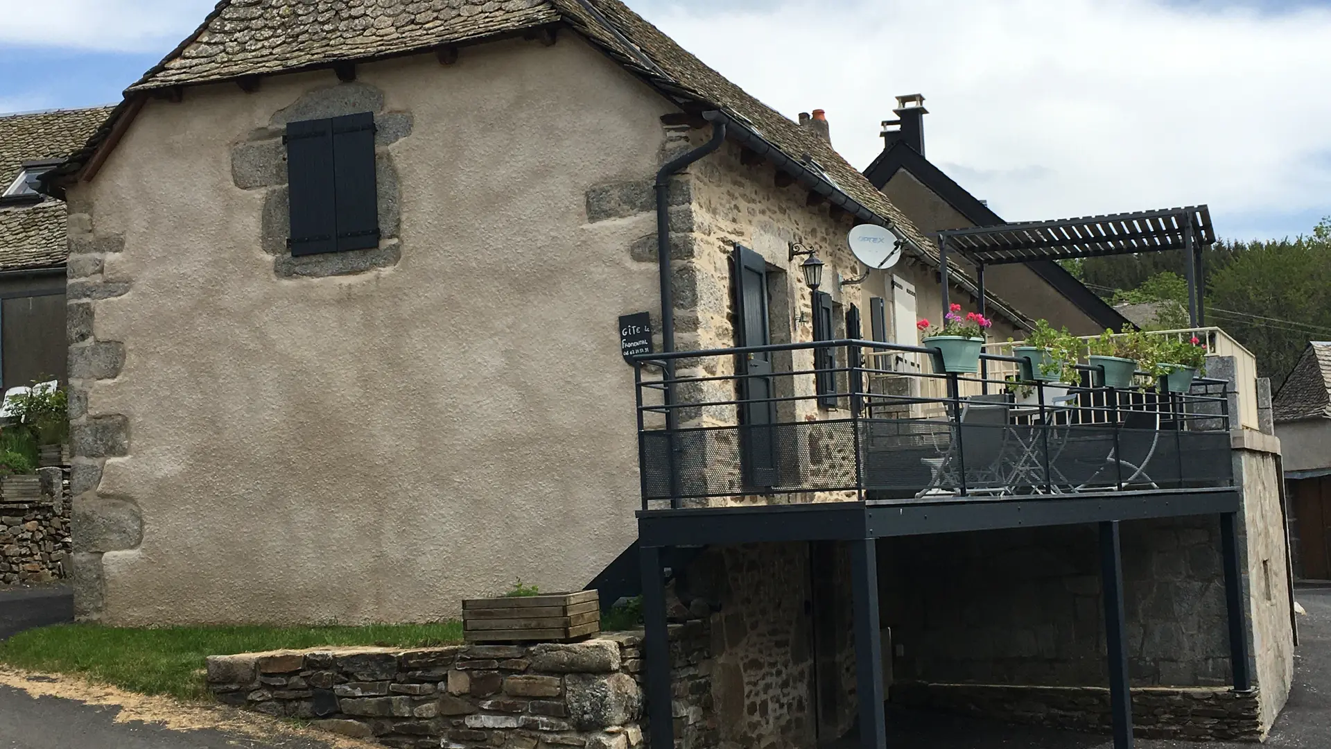 façade principale avec balcon-terrasse
