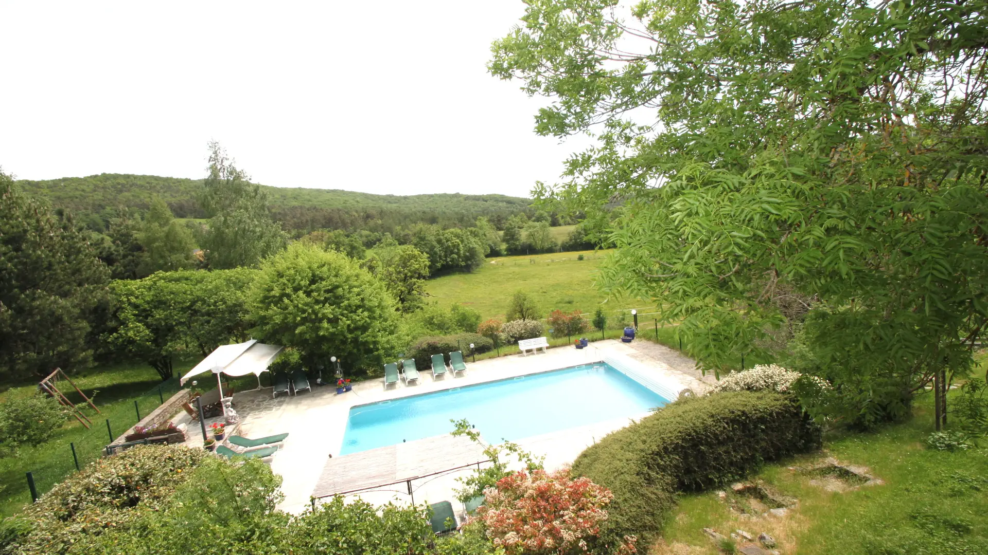 LEdS - La piscine vue du 1er étage du Gîte Sauveterre