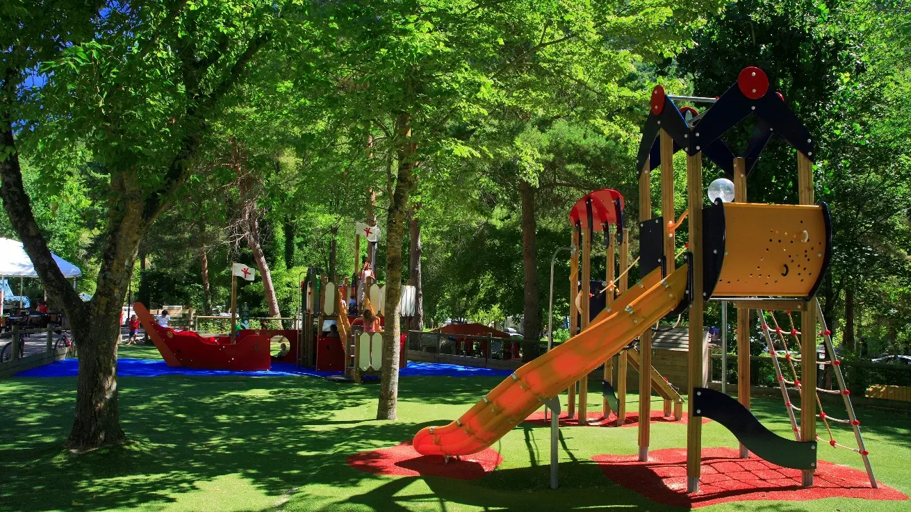 Le Peyrelade - Jeux  enfants