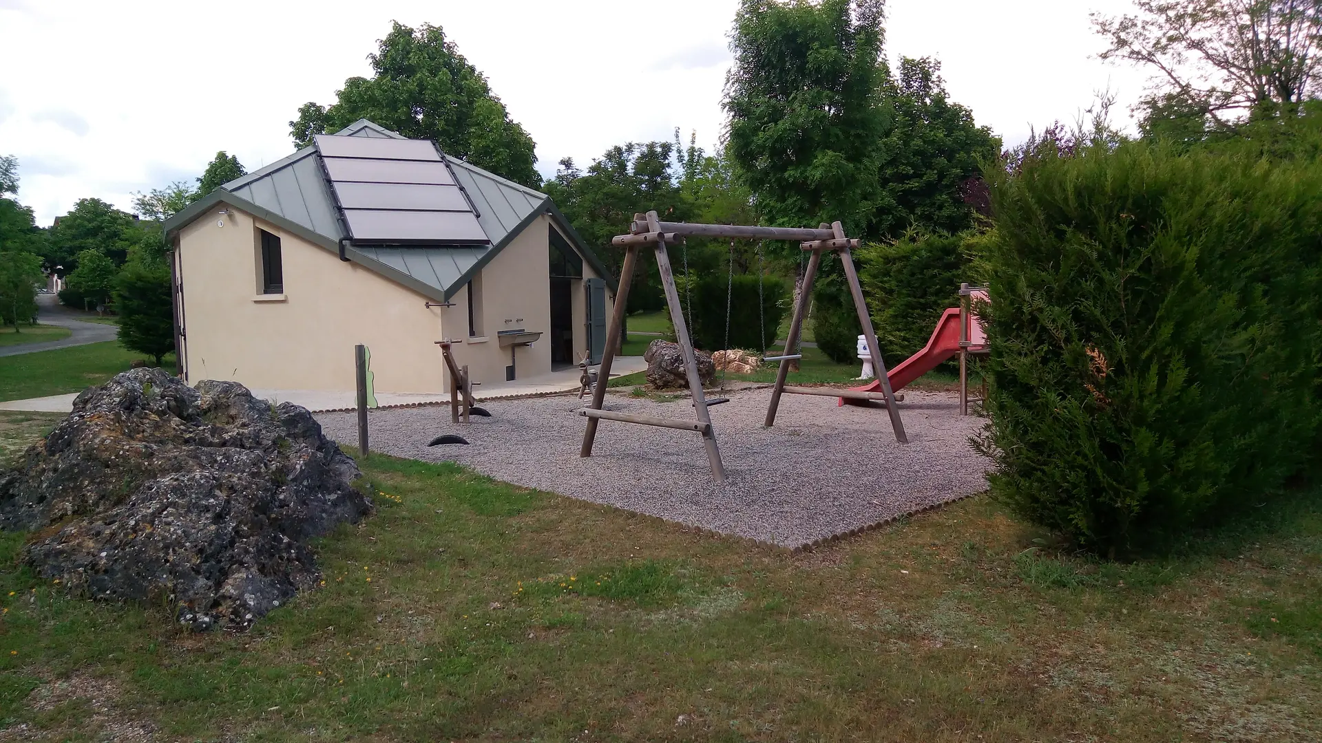 Espace de jeu du camping Aux portes du Sauveterre