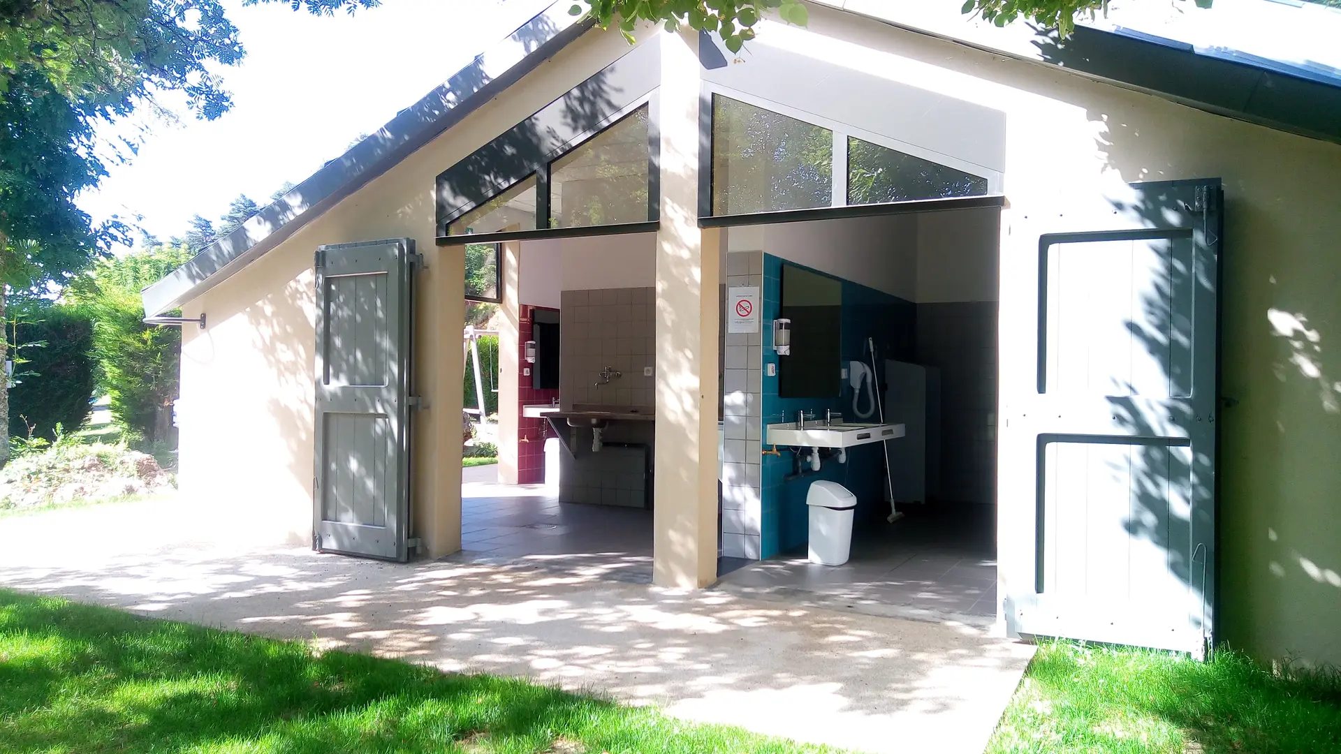 Salle commune du camping Aux portes du Sauveterre