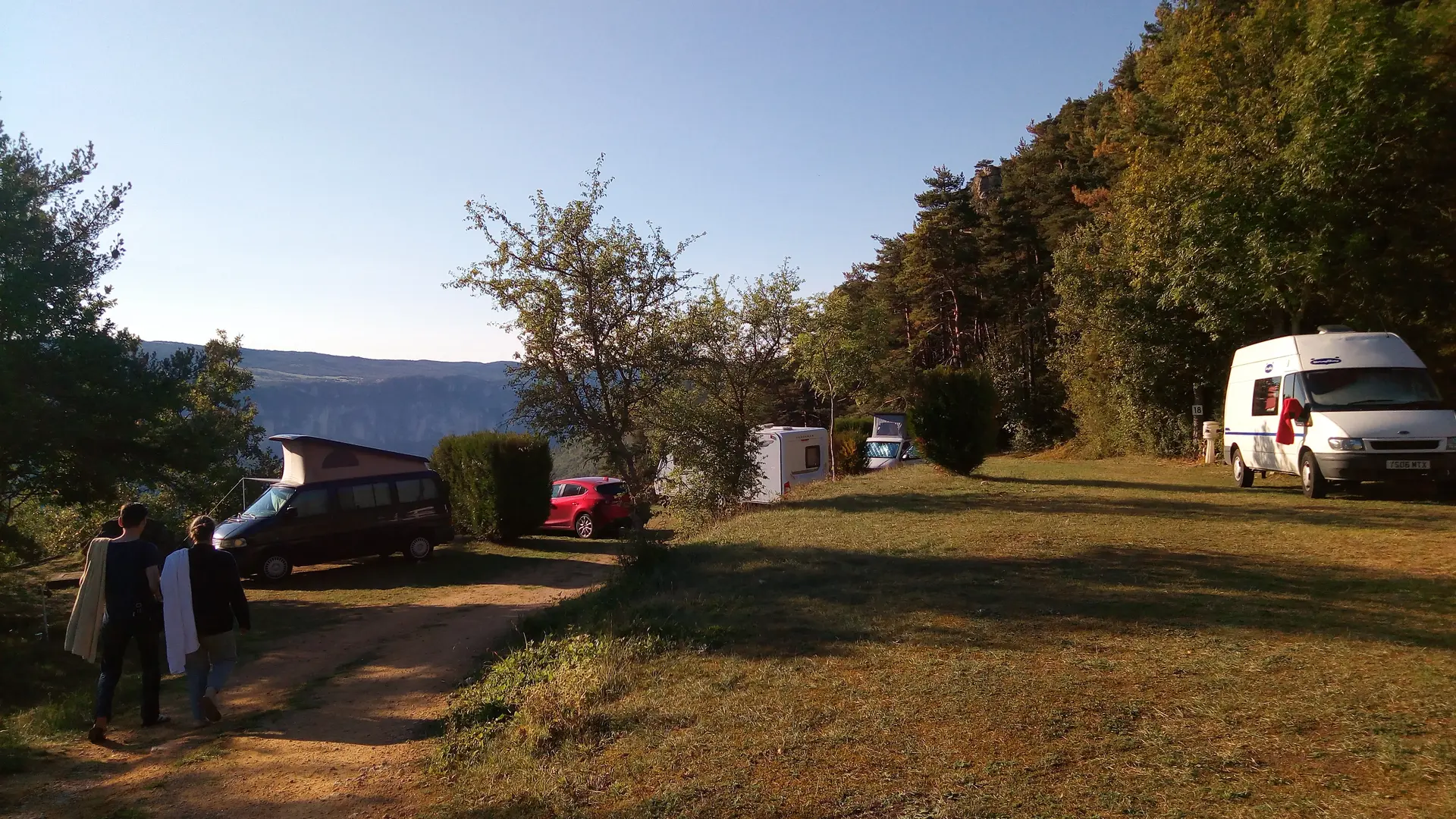 Le camping Aux portes du Sauveterre en journée
