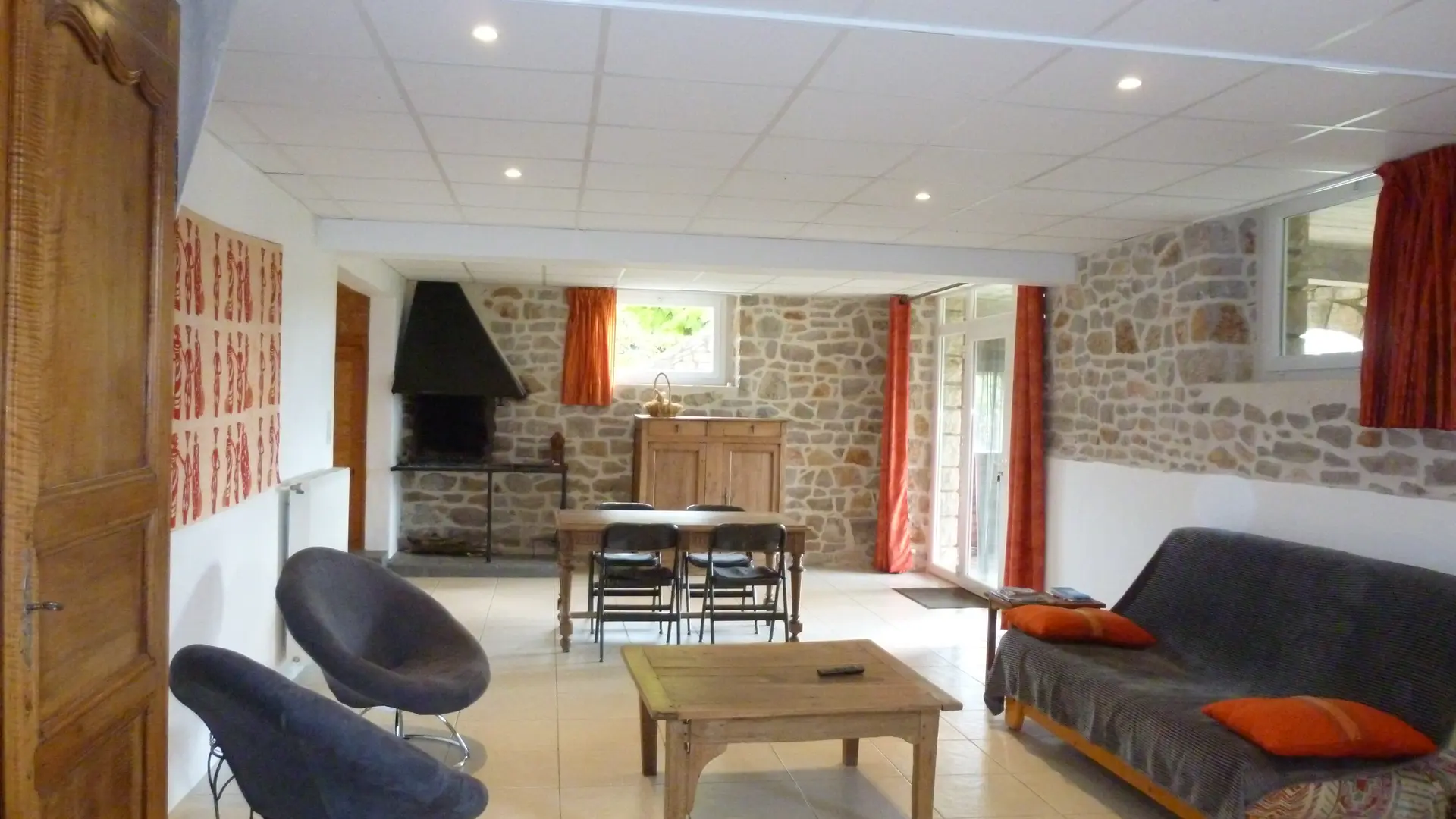 Le Pradet, Gîtes de Combelasais - Vue depuis l'espace nuit côté entrée