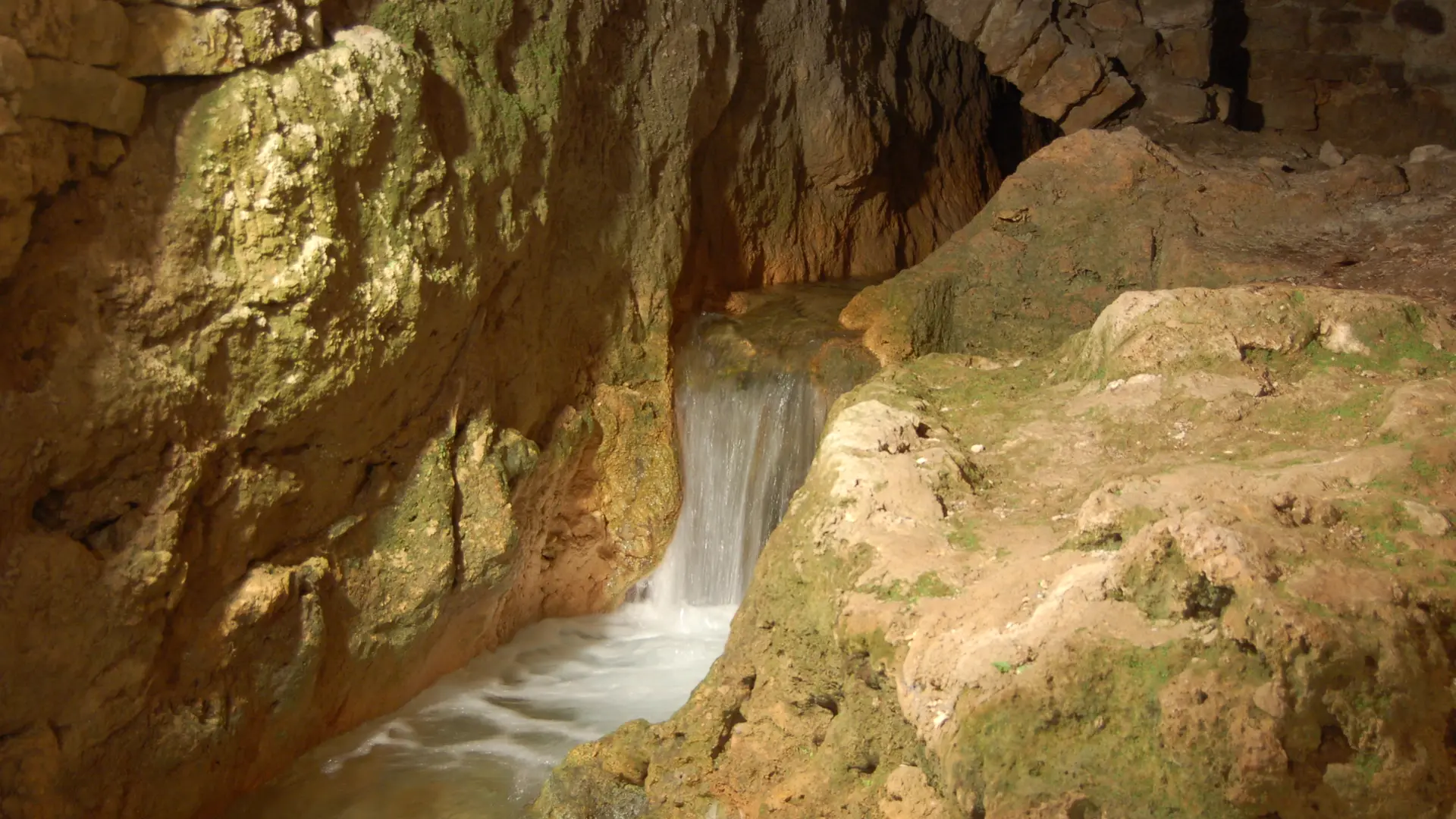 A l'intérieur, la source