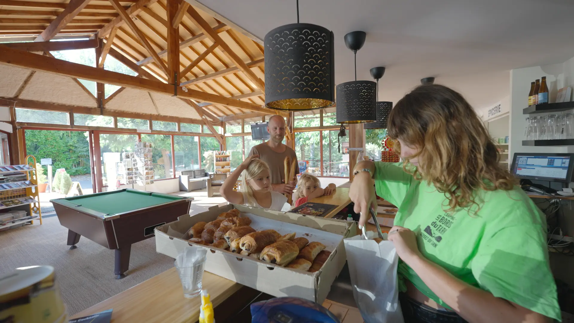 Viennoiseries et pains frais tous les matins