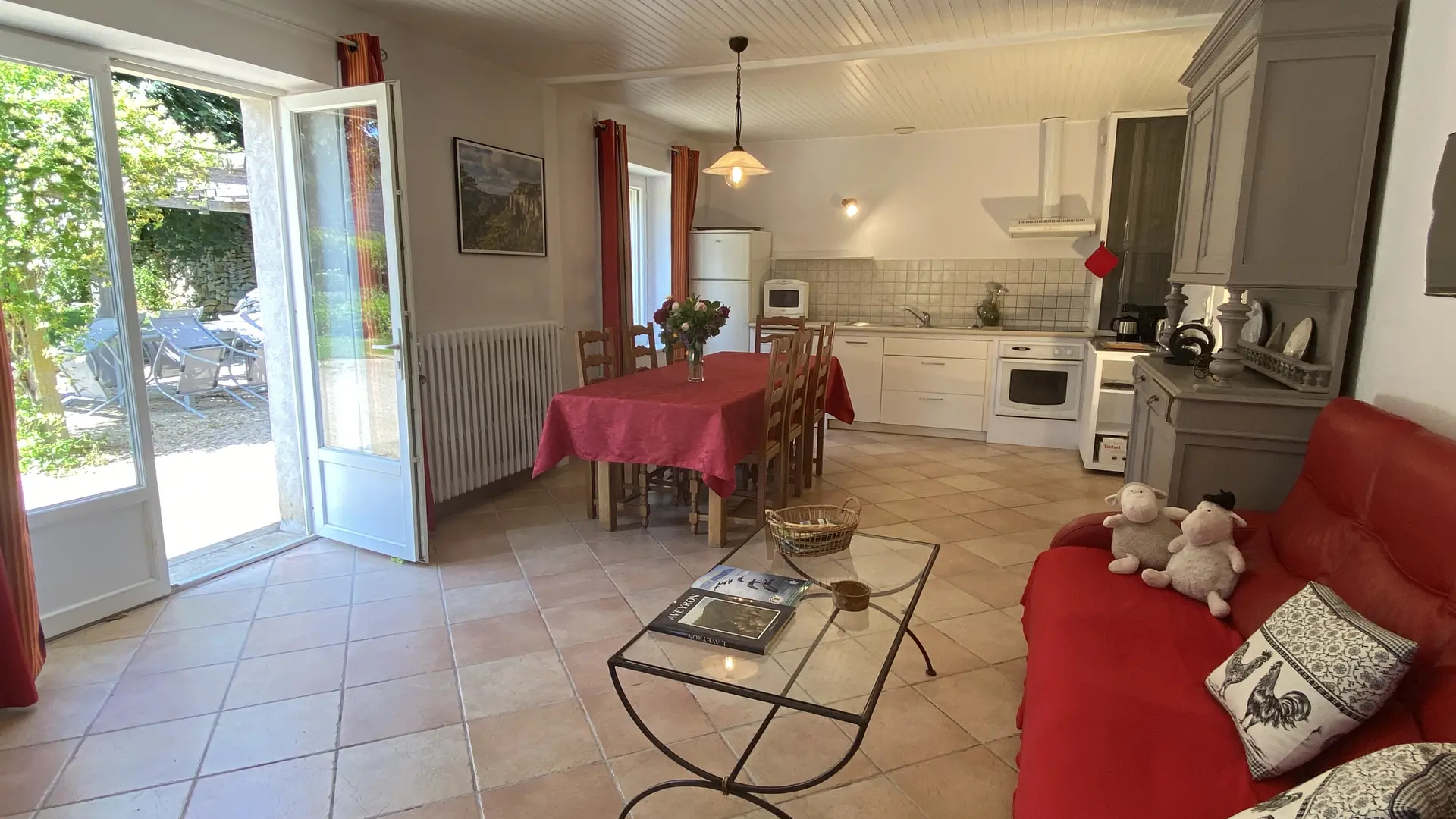 Pièce à vivre du gîte Le Jardin, Blayac, Séverac d'Aveyron