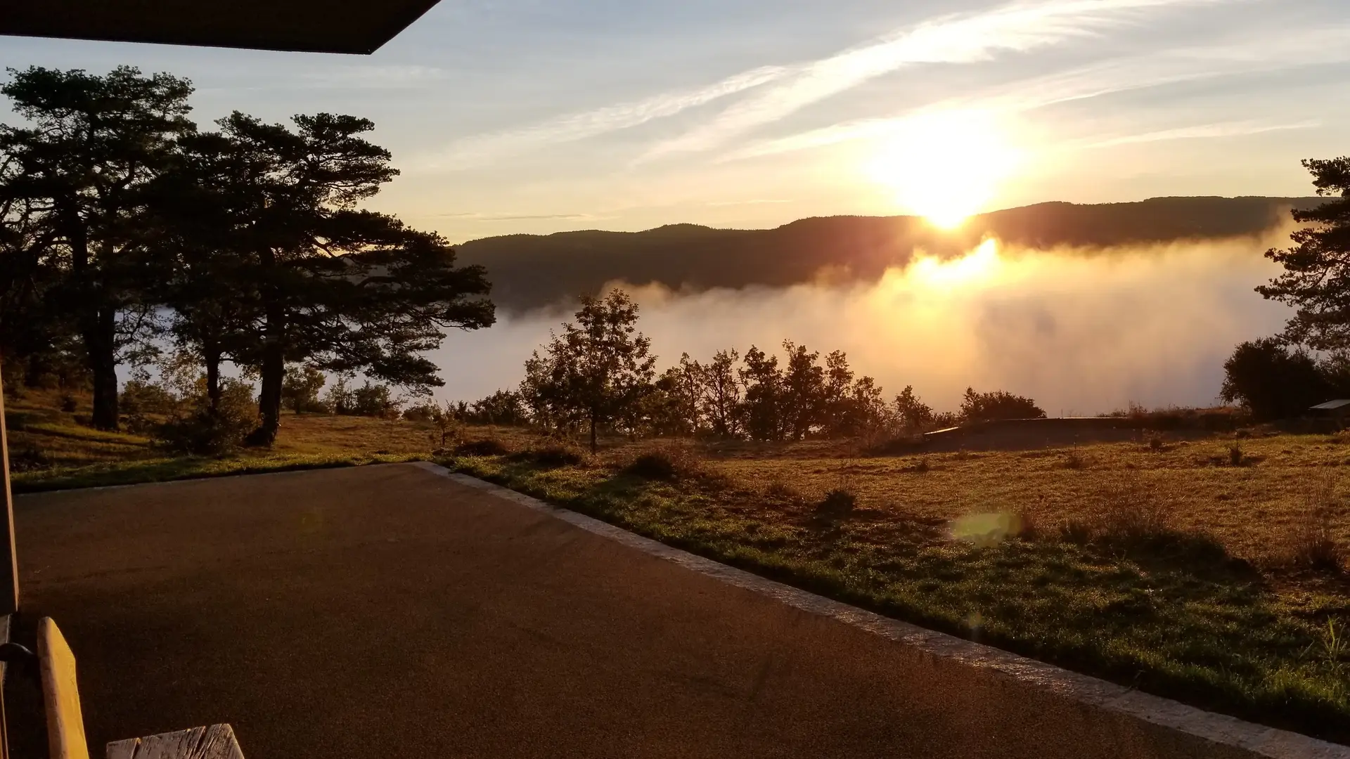 Vue levé de soleil sur gorges du tarn embrumées - Le Balcon des Gorges