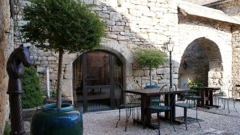 LEdS - Gìte Causses - Entrée RDC par la cour centrale