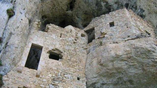 Habitation dans la roche à St Marcellin_4