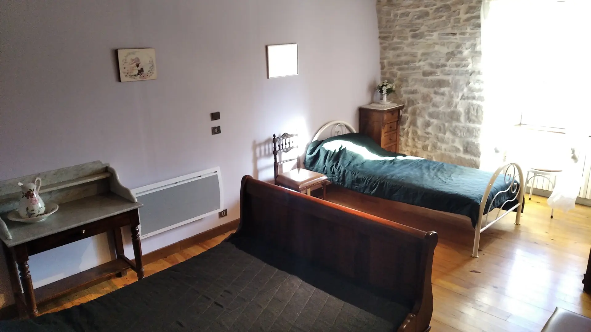 Chambre 1 .  étage 1  .  1 lit 140/190  .  1lit 90/190